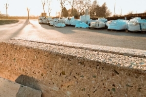 Elément de bordure en béton bas carbone prêt à être posé. [©Esitc Caen/JCoiffey]