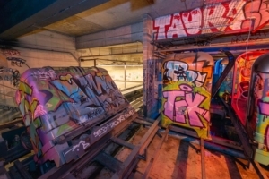 Tagguées à l’infini, les cabines du métro SK sont devenues des œuvres de Street-art. [©ACPresse]