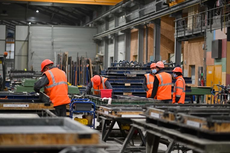 Le groupe Citygie exploite une nouvelle recette de béton bas carbone dans son usine de préfabrication, à Chaleins (01). [©CapCross]