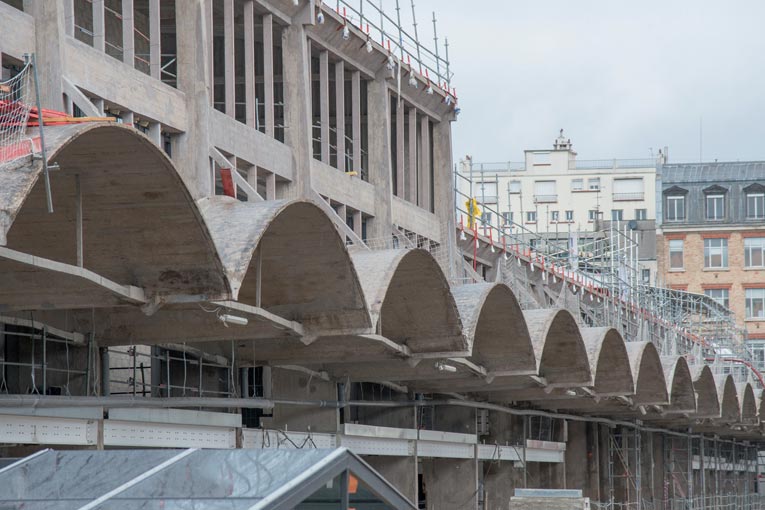 De part et d’autre du bâtiment prennent place des auvents, dont les bétons ont quelque peu souffert… [©ACPresse]