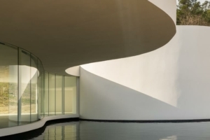 On retrouve le style emblématique de Niemeyer : organique et sensuel. [©Château La Coste]