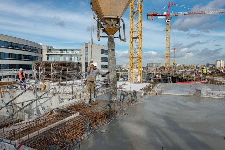 Le béton restera indispensable en construction, mais il faudra le décarboner. [©ACPresse]