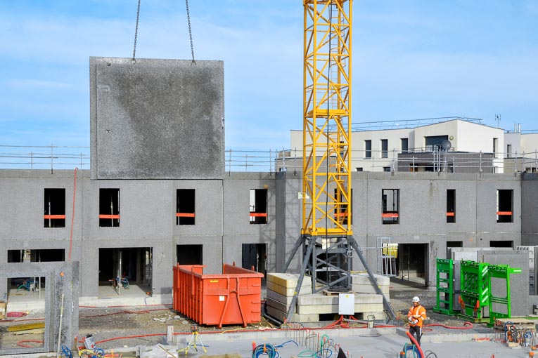 Le béton de bois TimberRoc de CCB Greentech permet la préfabrication de murs structurelles en béton de bois, porteurs jusqu’à R + 3. [©CCB Greentech] 