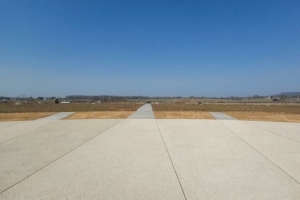 Quelque 2 500 m2 de béton désactivé permettent de matérialiser les nouvelles allées de la Saline royale d’Arc-et-Senans. [©FCE]