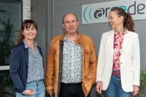 De gauche à droite, Alice Ladet, responsable commerciale, Guillaume Cordel, dirigeant d’Arcade, et Anne Cordel, responsable recherche & développement. [©ACPresse]