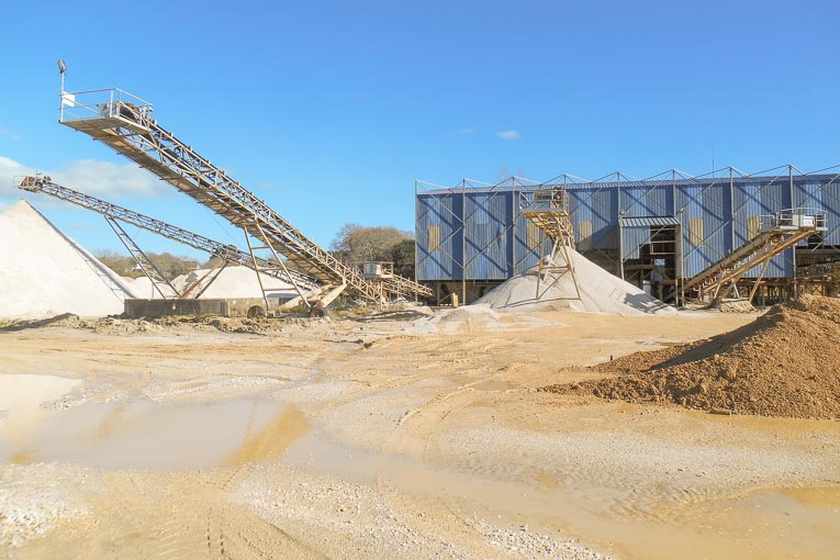Seule exploitation dans le Finistère à offrir un type de sables indispensable pour la fabrication de béton, la sablière de Bodonou produisait 250 000 t/an, de 1975 à 2015. [©Brest Métrople]