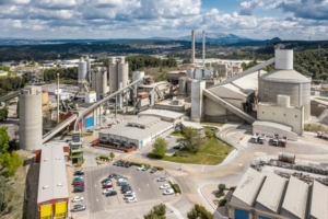 Dans la poursuite de sa stratégie de réduction de ses émissions de carbone, la cimenterie Lafarge de La Malle a investi près de 1 M€ supplémentaire dans ses équipements. [©Lafarge]