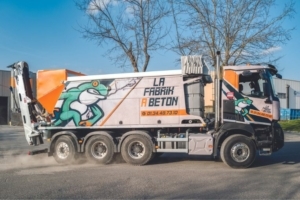 La Fabrik à Béton a fait de la grenouille sa mascotte. Pour fournir le béton, la société dispose d’un camion-malaxeur volumétrique et hydrostatique Blend. [©La Fabrik à Béton]