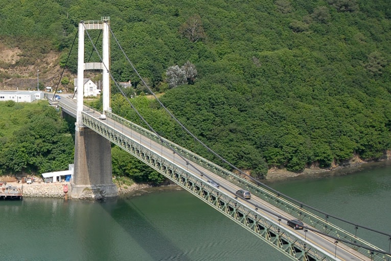 L’ancien pont de Térénez, dans le Finistère, a été atteint par l’alcali-réaction. Il a été démoli et remplacé par un ouvrage haubané. [©ACPresse]