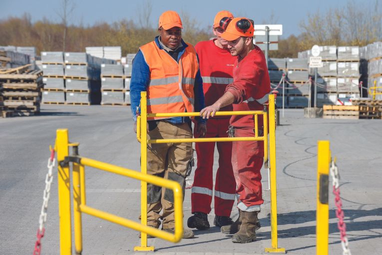 Les différentes zones de circulations piétons/engins/camions sont matérialisées, afin d’éviter toute co-activité. [©J. B. Vetter/Alkern]