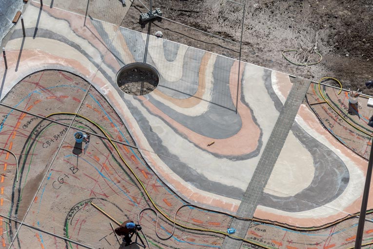 Pour piloter le traçage des différentes courbes, l’artiste Stefan Shankland a pris de la hauteur, grimpant au sommet d’un des immeubles entourant la place. [©ACPresse]