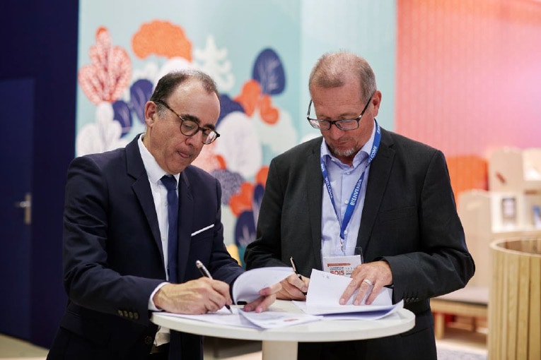 Jacques Bouillot, président de l’école d’ingénieurs ESB, et Thiébault Clément, directeur R&D de Bouygues Construction, ont officialisé la création d’une chaire industrielle. [©ESB]