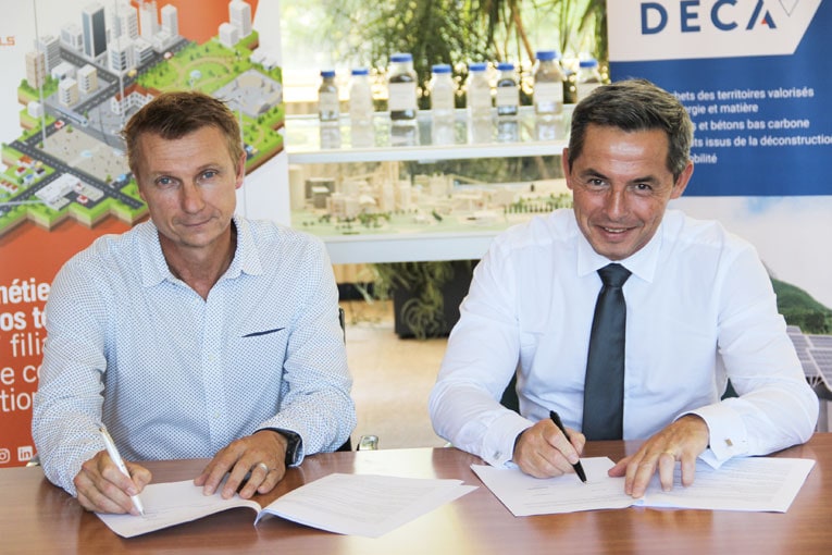 Mickael Pelissier, président de Sols, et Didier Petetin, Dg général de Vicat, signent le partenariat. [© Vicat]