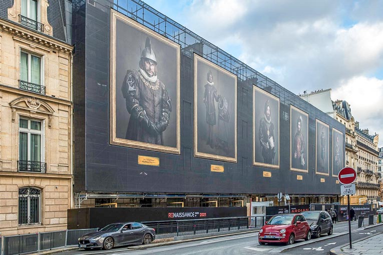 Sacha Goldberger a habillé au sens propre six compagnons œuvrant sur le chantier avec des costumes renaissance en vue d’exposer leurs portraits sur la façade d’habillage urbain, comme s’il s’agissait d’une galerie renaissance.