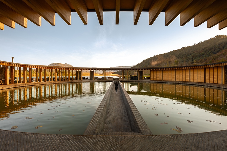 Les terrasses des deux allées circulaires traversantes du Valle San Nicolás sont revêtues de bois Kebony Character. [©Rafael Gamo]