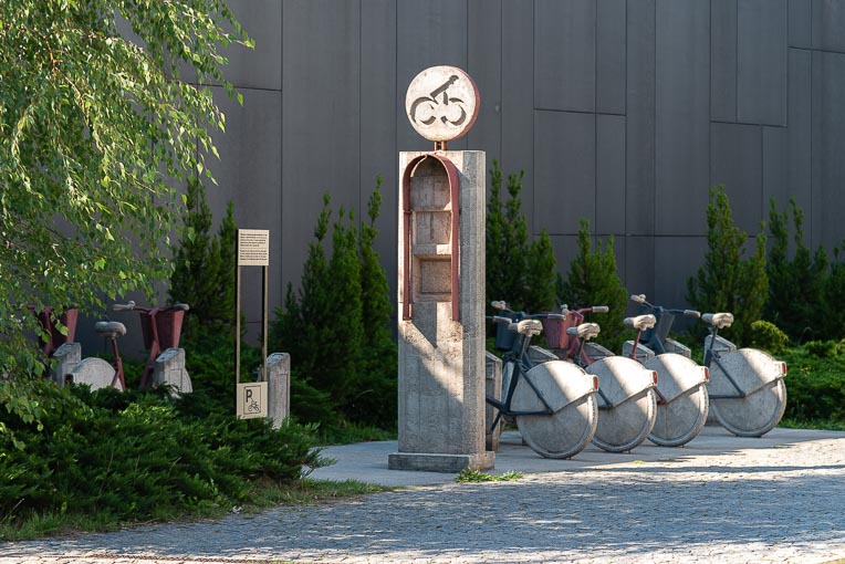 La station vélo de Léopold Kessler prend place à côté du Musée d’art contemporain de Cracovie, en Pologne. [©ACPresse]