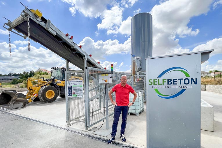 François Behr, Pdg de Selfbéton, devant un distributeur automatique de BPE de Beton2Go. [©Selfbéton]