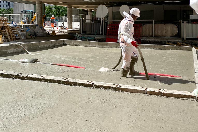 Coulage d’un béton mousse Aerolithys sur un chantier de bâtiment. [©Béton Mousse Technologie]