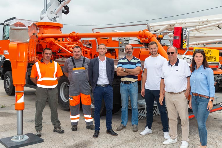 De gauche à droite, Gérald Dulary, pompiste, Guillaume Roelandt, technicien SAV Liebherr, William Siffert, responsable commercial Liebherr, Yvan Schmitt, responsable du service pompe Liebherr, Arnaud Haudiquet, directeur de l’exploitation des Transports Dacquin, Ghislain Dacquin, fondateur de l’entreprise, Clémence Dacquin, Dg de l’entreprise.  [©ACPresse]