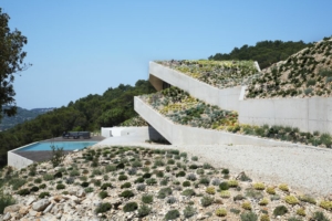 L’agence Proarh Architecture a imaginé une villa tout en béton sur le flanc d’une colline en Croatie, véritable grotte artificielle verdoyante. [©Damir Fabijanic]