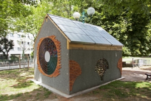 L’artiste Baptiste César expose une installation en forme d'abri de fortune en béton de bois, située dans le square Renaudel, à Montrouge. [©Baptiste César]