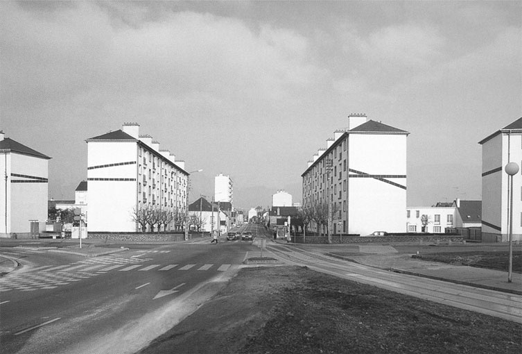 La Ligne et le point du jour, commande publique de 1989 se trouvait sur 4 pignons d’immeubles sans fenêtres, du boulevard Clémenceau, à Rennes. [©Florian Kleinefenn,1993]