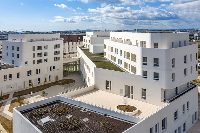 Au-dessus de l’Ehpad, trois bâtiments de trois étages accueillent les espaces d’habitations - 50 logements sociaux au total. [©A+Architectes]