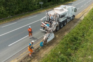 Dès cette année et jusqu’à fin 2024, le ciment Hoffmann Green H-Eva Sol remplacera le ciment Portland dans le cadre des travaux d’enfouissement des fibres optiques. [©Hoffmann Green]