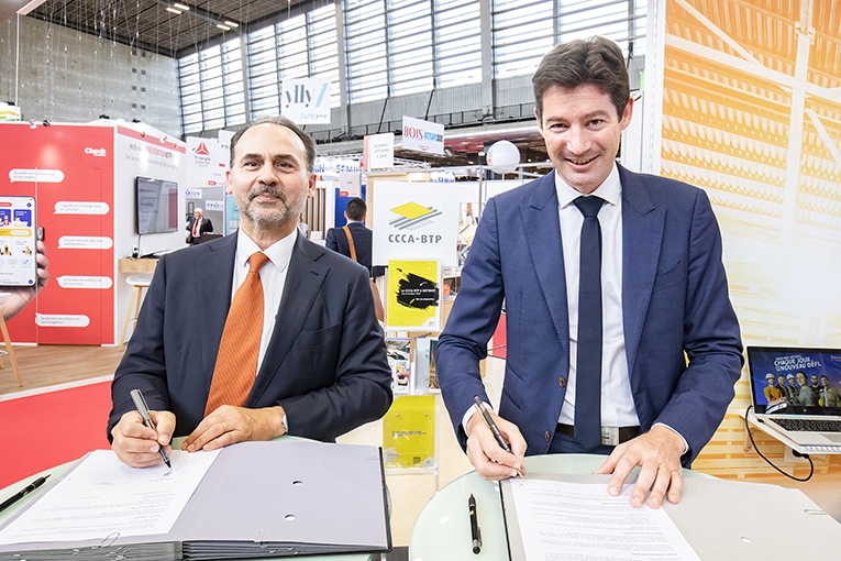 De gauche à droite : Charles-Henri Montaut, président de la fédération Scop BTP, et Christophe Possémé, président du CCCA-BTP, lors de la signature de la convention sur le salon Batimat, début octobre dernier. [©CCCA-BTP Vincent Bourdon]