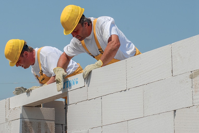 En plus d’offrir une maison durable et confortable, le nouveau bloc en béton cellulaire Ytong Compact 15 est 10 % plus isolant et 21 % moins épais qu’une maçonnerie traditionnelle. [©Xella]