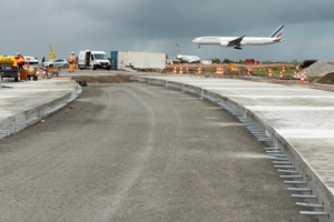 Les taxiways sont reconstruits par bandes de 5 m de large, goujonnées entre elles. [©ACPresse]