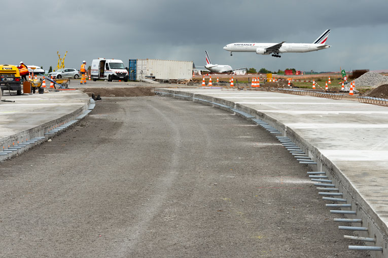 Les taxiways sont reconstruits par bandes de 5 m de large, goujonnées entre elles. 
[©ACPresse]
