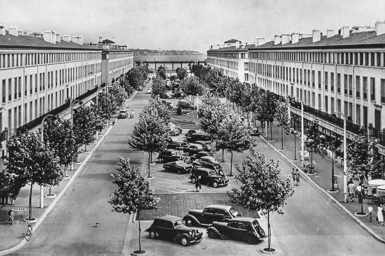 Claude Ferret a tout d’abord dessiné un plan d’urbanisme néo-classique, style “Art Déco” des années 1930. Avec une touche régionale saintongeaise... On le voit sur le boulevard Aristide Briand qui prolonge le marché central et le front de mer. [©Ville de Royan]