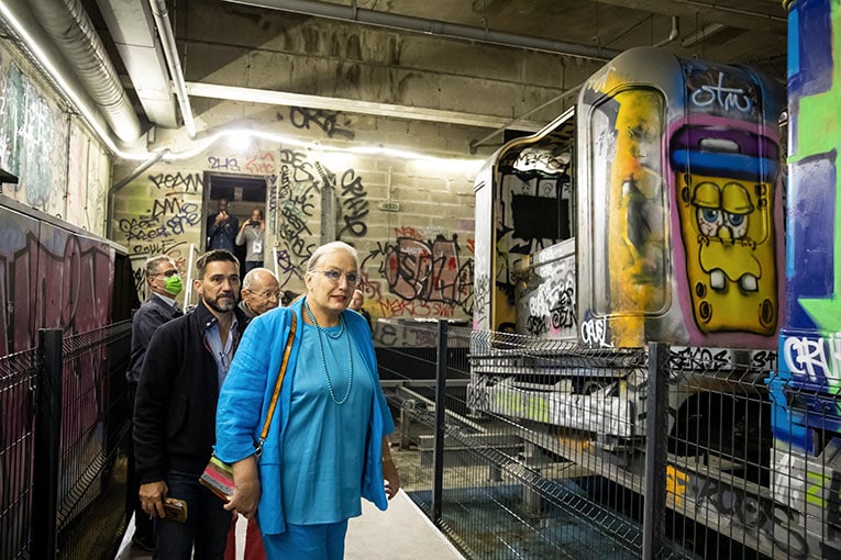 Brigitte Marsigny, maire de Noisy-le-Grand, Laurent Foret, directeur de la Socaren, et Yann de Kermadec, concepteur du mini-métro SK, dans ls antres de la station SK. [©Ville de Noisy-le-Grand]