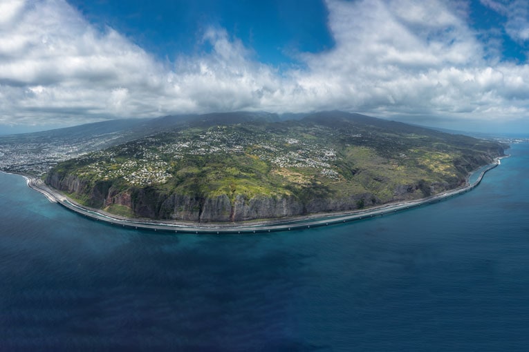 Grâce à un viaduc de 5,4 km, le premier tronçon de la Nouvelle Route du Littoral surplombe à une trentaine de m de haut, l’océan Indien, en offrant une vue incroyable sur la mer et les falaises de la côte. [©Région La Réunion]