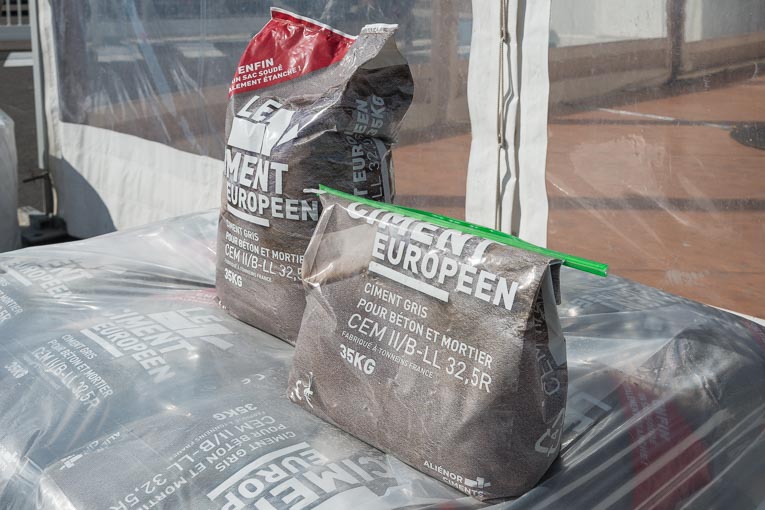 Pour ce conditionnement, Aliénor Ciments a fait le choix de sacs en polyéthylène (PE). Une première en France pour le ciment. [©ACPresse]