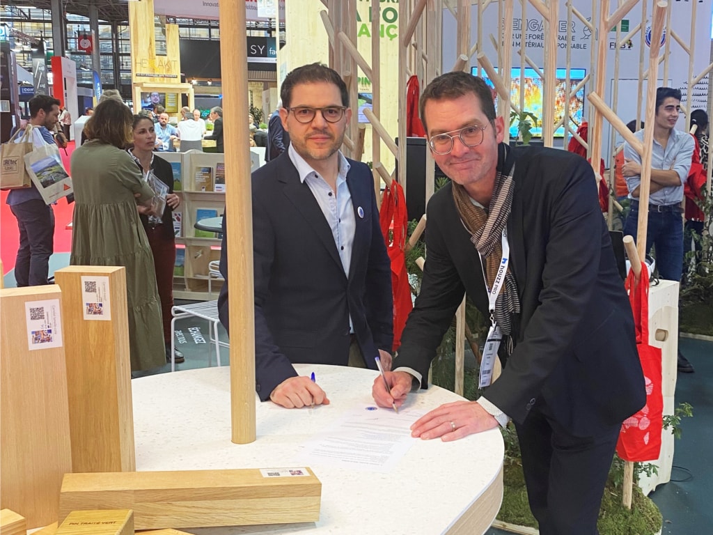 Jérôme Martinez, responsable du label Bois de France, et Sylvain Rochet, président d’IBC, ont signé un partenariat le 5 octobre 2022, sur le stand Le French Bois, à Batimat [©Bois de France]