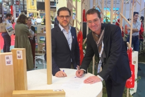 Jérôme Martinez, responsable du label Bois de France, et Sylvain Rochet, président d’IBC, ont signé un partenariat le 5 octobre 2022, sur le stand Le French Bois, à Batimat [©Bois de France]