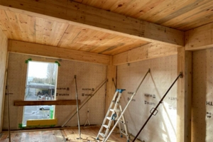 Intérieur brut de la maquette avec des planchers en CLT. [©CSTB]