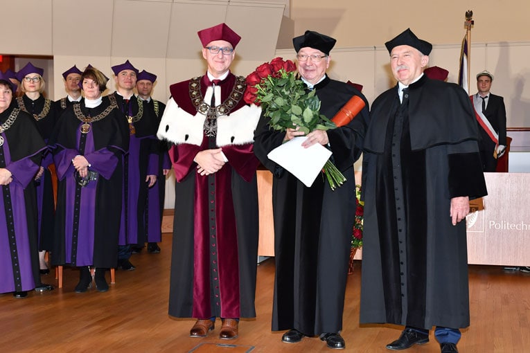 « Je suis honoré, car je ne suis qu'un concepteur de ponts et un ingénieur qui enseigne la conception et la construction », a déclaré Michel Virlogeux, lors de la cérémonie de remise du titre de docteur honoris causa de l’Ecole polytechnique de Wroclaw, en Pologne. [©PWr]