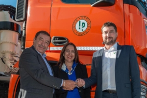 Antonio Agostinho, président d’Inter Service Pompe, Véronique Bento, directrice générale, et Pierre Bach, directeur général de Schwing Stetter France, lors de la remise des clefs de la pompe S 65 SXF, sur Bauma. [©ACPresse]