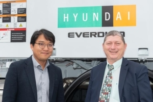 Terry Kang, directeur général de l’activité “pompage du béton” de Hyundai Everdigm, et Jean-Marc Wattebled, directeur commercial de Flypump. [©ACPresse]