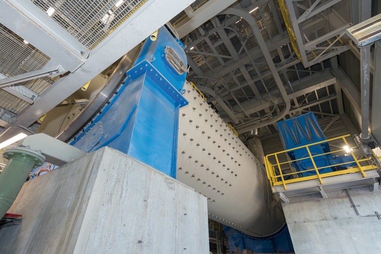 Cœur de l’usine, le broyeur à boulets InterCem offre un diamètre de 3,20 m pour 10 m de long. La puissance installée de l’équipement est de 1 300 kW. [©ACPresse]