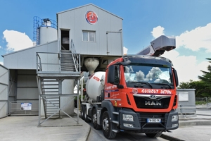 L’acquisition de leur première centrale à béton permet à Guibout Matériaux de produire chaque année 20 000 m3 de béton. [©Guibout matériaux]