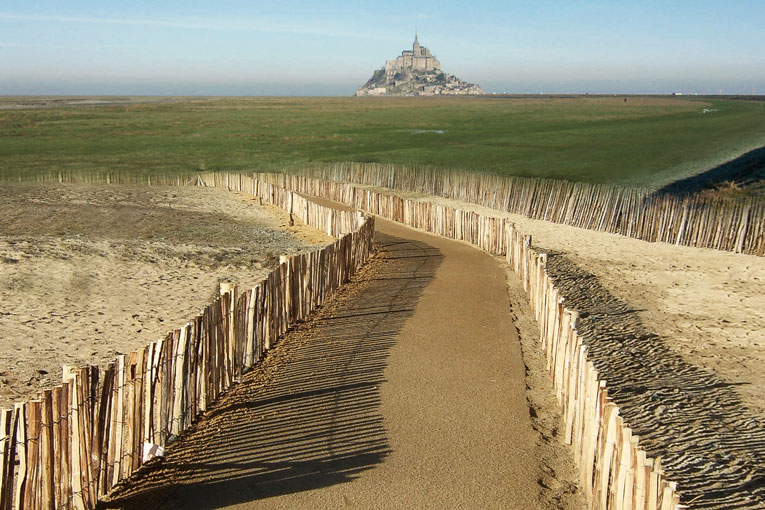 Le laitier d’aciérie constitue la matière première du liant Ecosoil, utilisé ici pour stabiliser les “éco-voiries du Mont-Saint-Michel. [©ANT]