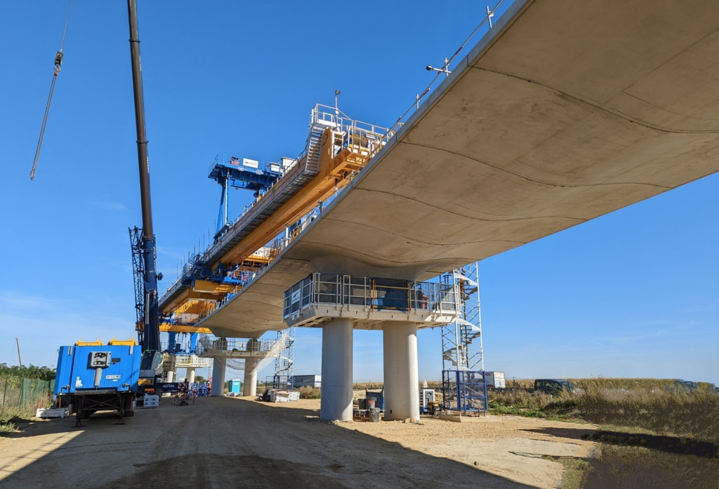 Le lanceur associe les voussoirs pour former les travées et ainsi le pont. [©ACPresse]