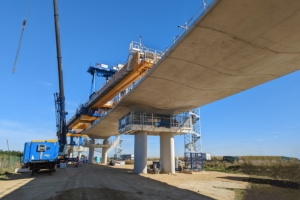 Le lanceur associe les voussoirs pour former les travées et ainsi le pont. [©ACPresse]