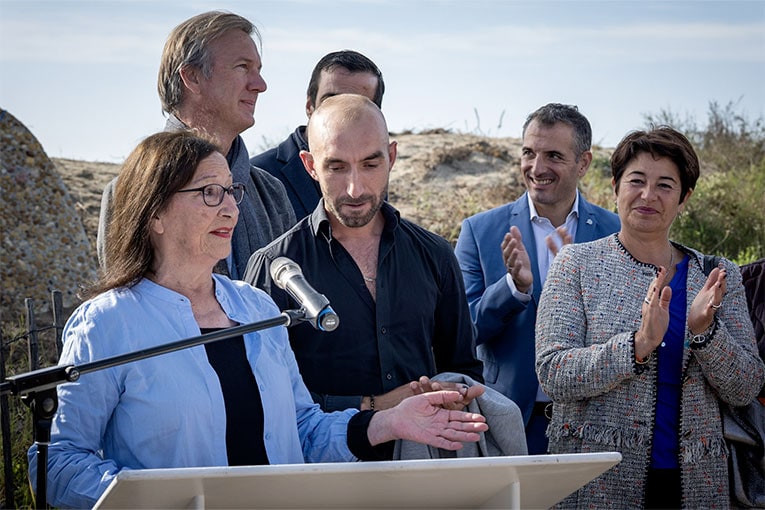 La sculptrice Joséphine Chevry lors de l'inauguration de son Jardin Minéral, le 12 novembre 2022. [©Elisabeth Grimon]