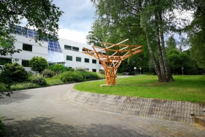 Des vis Heco-Topix-Plus ont été utilisées pour assembler les 220 pièces de bois d’une sculpture, sur le site du bureau d'études ABT à Velp, aux Pays Bas. La construction se compose de 220 poutres en bois, reliées entre elles en cinq longueurs différentes par 2 800 vis à bois Heco. [©Heco]