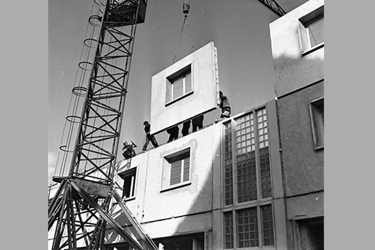Production par lots. Procédé Camus de construction pour panneaux en béton armé, 1954. [©Courtesy of US National Archives]